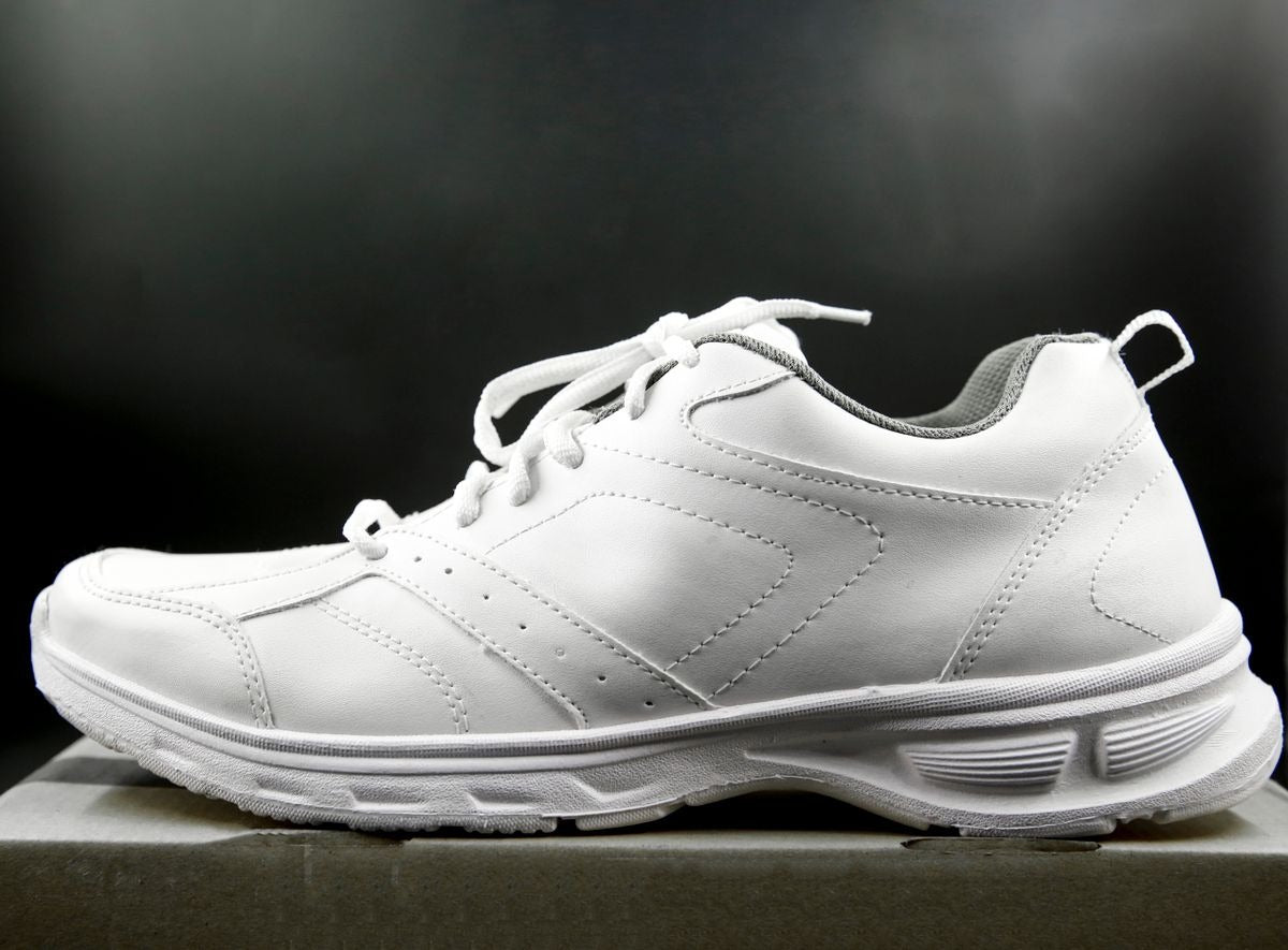Sneaker generique blanche en cuir