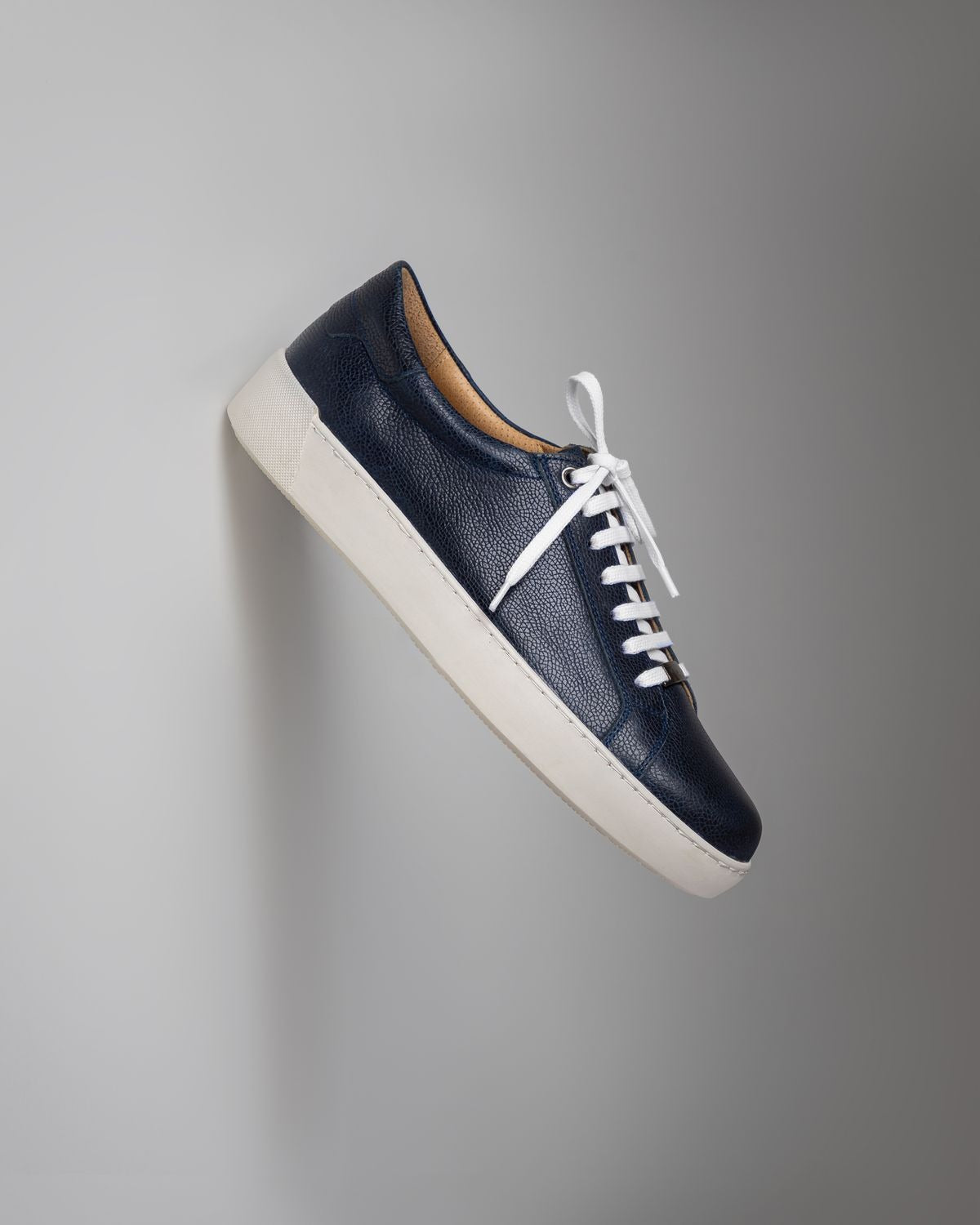 Sneaker generique bleu marine en cuir
