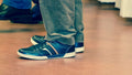 Sneaker generique bleu marine avec bande