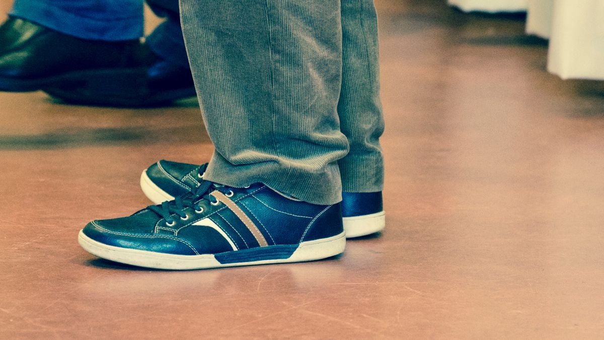 Sneaker generique bleu marine avec bande