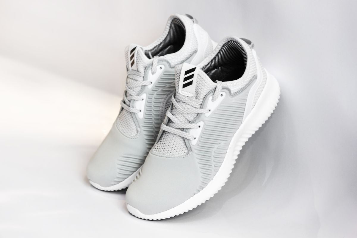 Sneaker generique blanche vue de profil