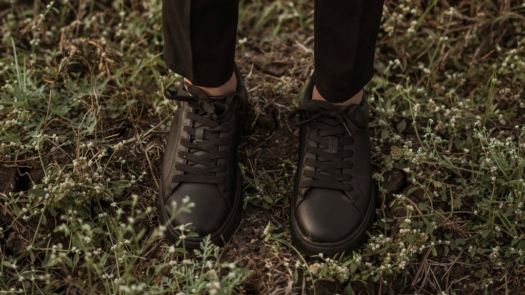 Sneaker generique noire style trail