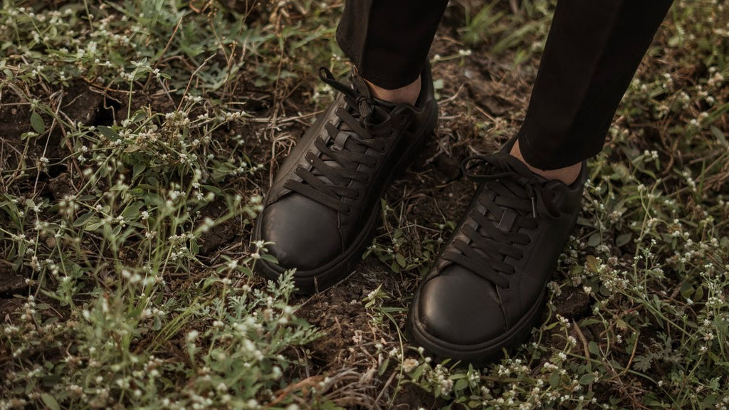 Sneaker generique noire style trail